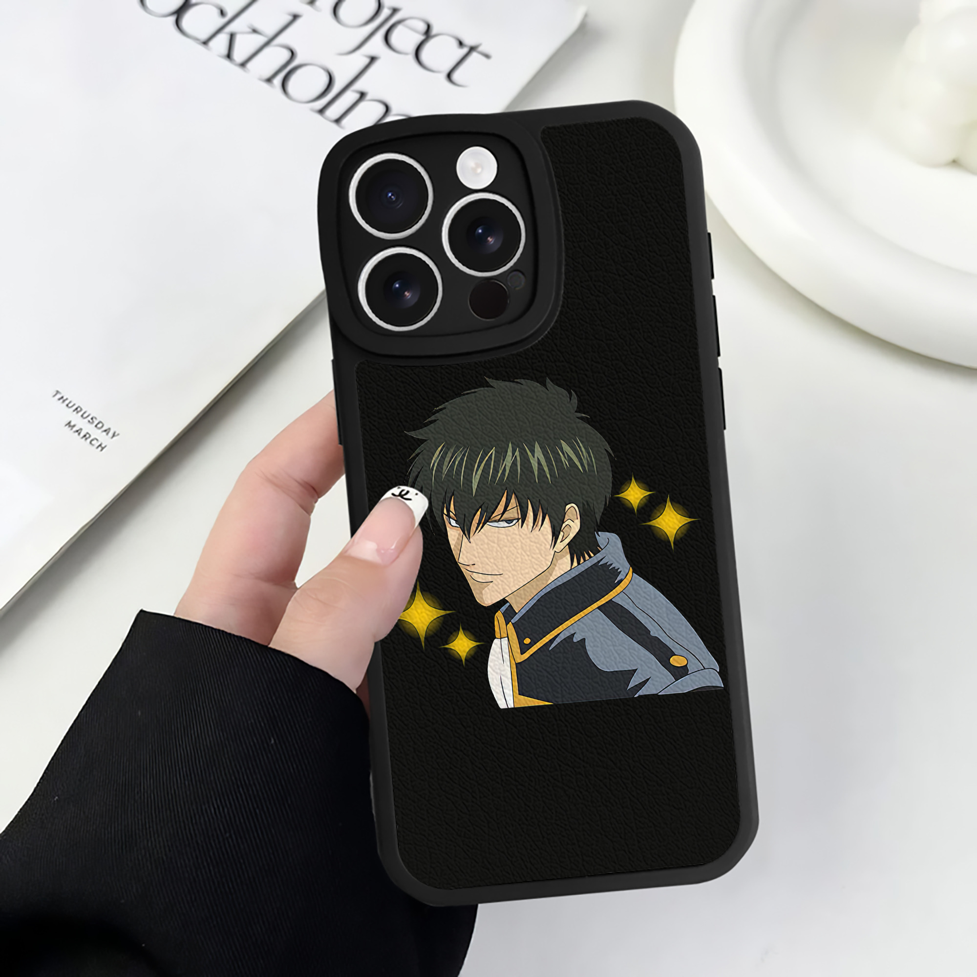 （画像用） ぎんたま 坂田銀時（さかたぎんとき） 神楽 志村新八（しむら しんぱち） GINTAMA Sakata Gintoki Kagura Shimura Shinpachi 【iPhone 16シリーズ対応】シリコンスマホケース（レザー調） 材質：シリコン